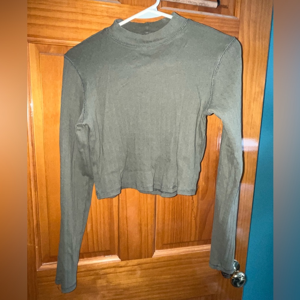 American Eagle Outfitters Green Long Sleeve Crop Top